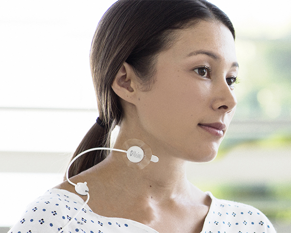 Paciente con un sensor de frecuencia respiratoria Masimo en el cuello.
