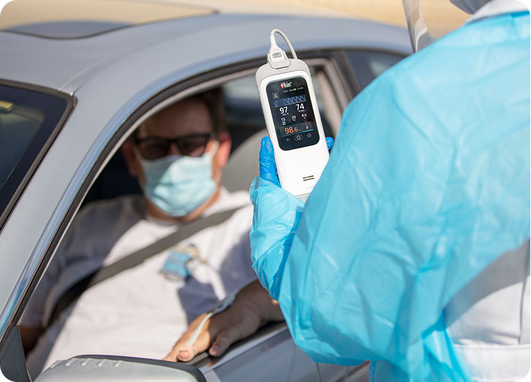 Masimo - Hombre con mascarilla dentro de un coche al que se le realiza un control