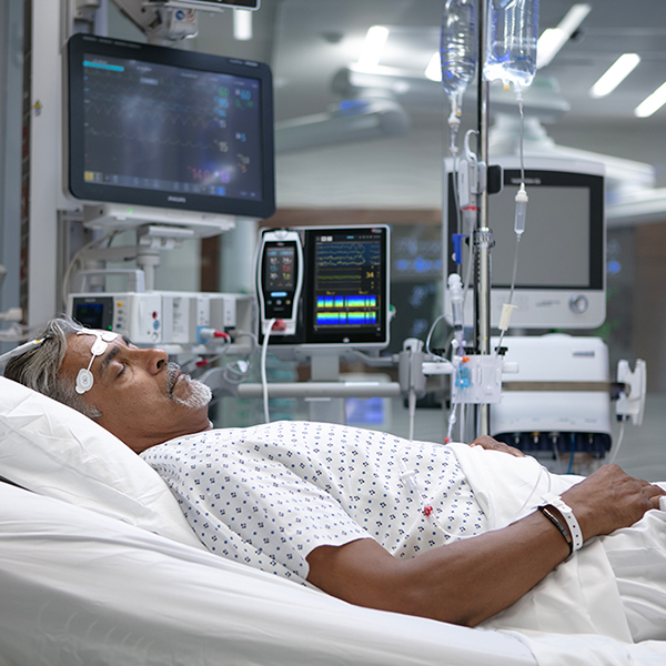 Paciente hospitalizado que utiliza monitores y sensores Masimo para la monitorización continua de las constantes vitales y la función cerebral.