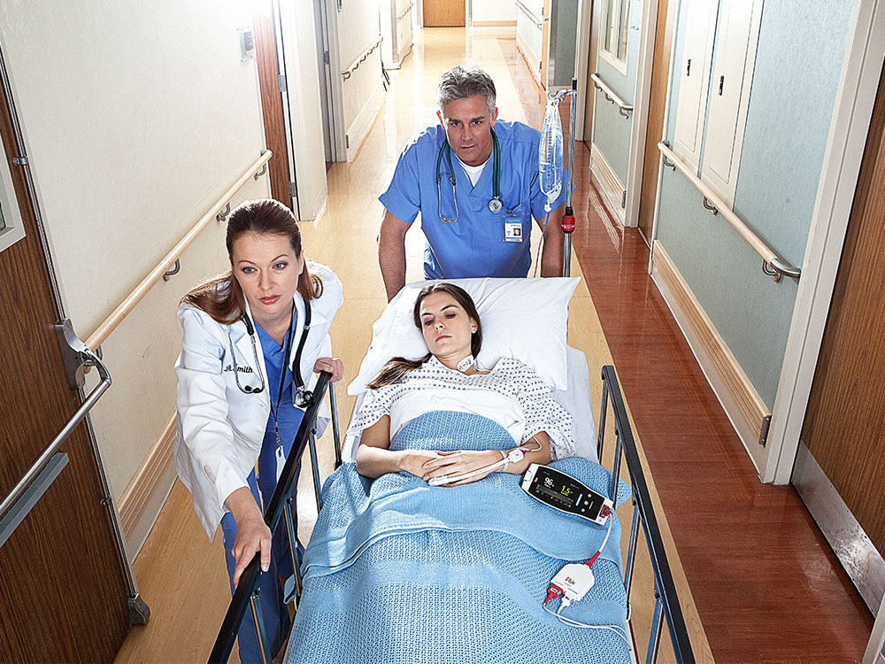 Masimo - Traslado de un paciente por un pasillo con Radical-7 portátil